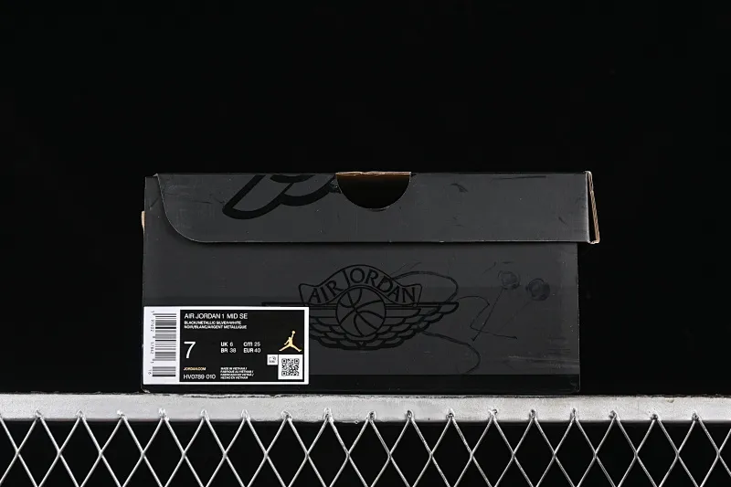 All categories Air Jordan Jordan series basketball shoes Air Jordan 1 Mid Air Jordan 1 Mid AJ1 Joe 1 white, black and silver color Zhongbang basketball shoes HV0789-010